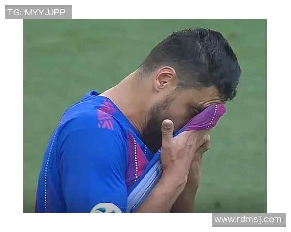 足球明星怒砸手机事件真相揭秘图片曝光引发热议